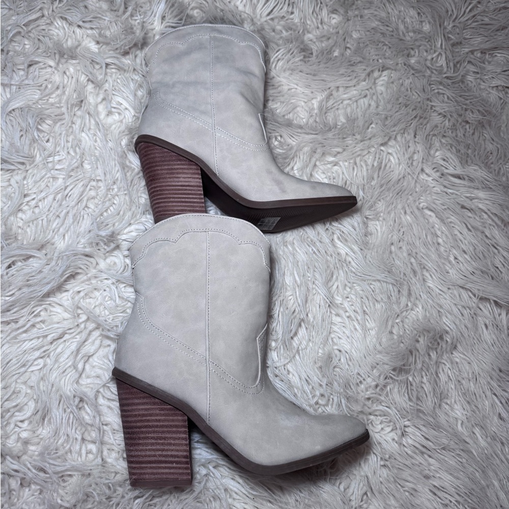 DV Dolce Vita Boots Womens Size 7.5 Beige Nikson Western Ankle Block Heel